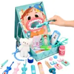Kit de madera para niños con tablero de paciente, estetoscopio, peluche, medicamentos y herramientas odontológicas en tonos celestes y rosados.