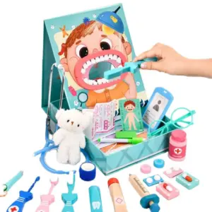 Kit de madera para niños con tablero de paciente, estetoscopio, peluche, medicamentos y herramientas odontológicas en tonos celestes y rosados.