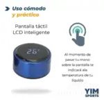 Tapa de termo inteligente color azul brillante con pantalla táctil LCD redonda que muestra la temperatura en grados Celsius.