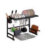 Escurridor de platos metálico negro sobre lavaplatos, con soportes para platos, cuencos, cuchillos, utensilios, jabonera y tabla de picar.