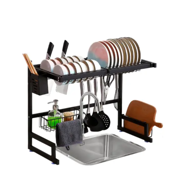Escurridor de platos metálico negro sobre lavaplatos, con soportes para platos, cuencos, cuchillos, utensilios, jabonera y tabla de picar.