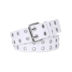 Cinturón blanco con múltiples ojales plateados y hebilla metálica rectangular, mostrado en posición enrollada.