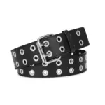 Cinturón negro con múltiples ojales metálicos plateados y hebilla de metal, estilo rockero urbano.