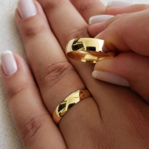 Argollas clásicas x2 bañadas en oro 18k para parejas - Sella tu compromiso con elegancia y comodidad duradera