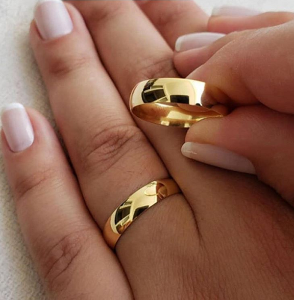 Argollas clásicas x2 bañadas en oro 18k para parejas - Sella tu compromiso con elegancia y comodidad duradera