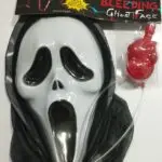 Máscara blanca de Ghostface con capucha negra y bomba de sangre roja en forma de corazón conectada por tubo transparente, kit para Halloween.