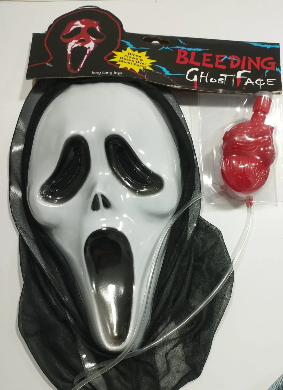 Máscara blanca de Ghostface con capucha negra y bomba de sangre roja en forma de corazón conectada por tubo transparente, kit para Halloween.