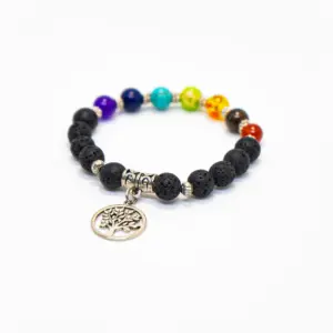 Pulsera artesanal 7 chakras de piedras volcánicas negras, cuentas de colores y dije colgante plateado con forma de Árbol de la Vida.