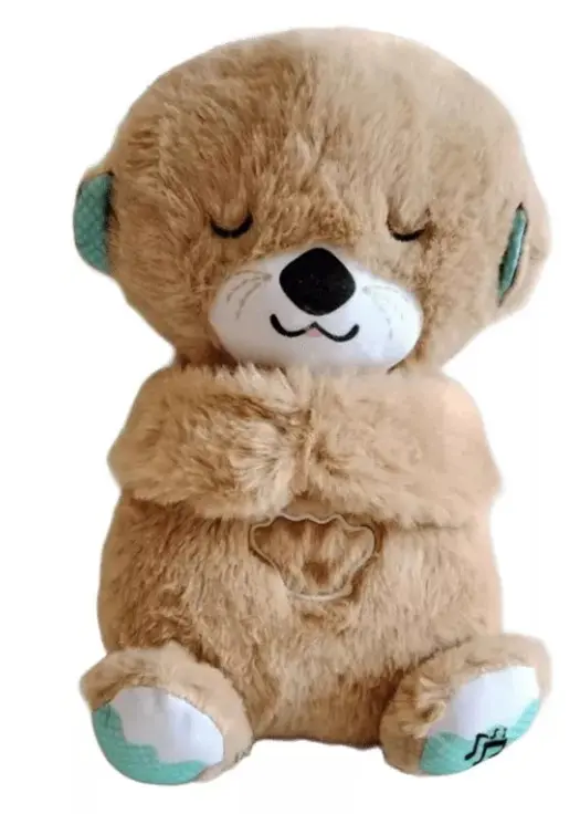 Peluche nutria marrón de pelaje suave con ojos cerrados, vientre con diseño de concha bordada, patas blancas con detalles celestes y función musical.