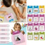 Lector electrónico rosa con tarjetas didácticas bilingües y lector QR junto a niños aprendiendo palabras en español e inglés.