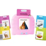 Lector electrónico interactivo rosa con tarjeta de montaña insertada y cuatro tarjetas didácticas bilingües alrededor.