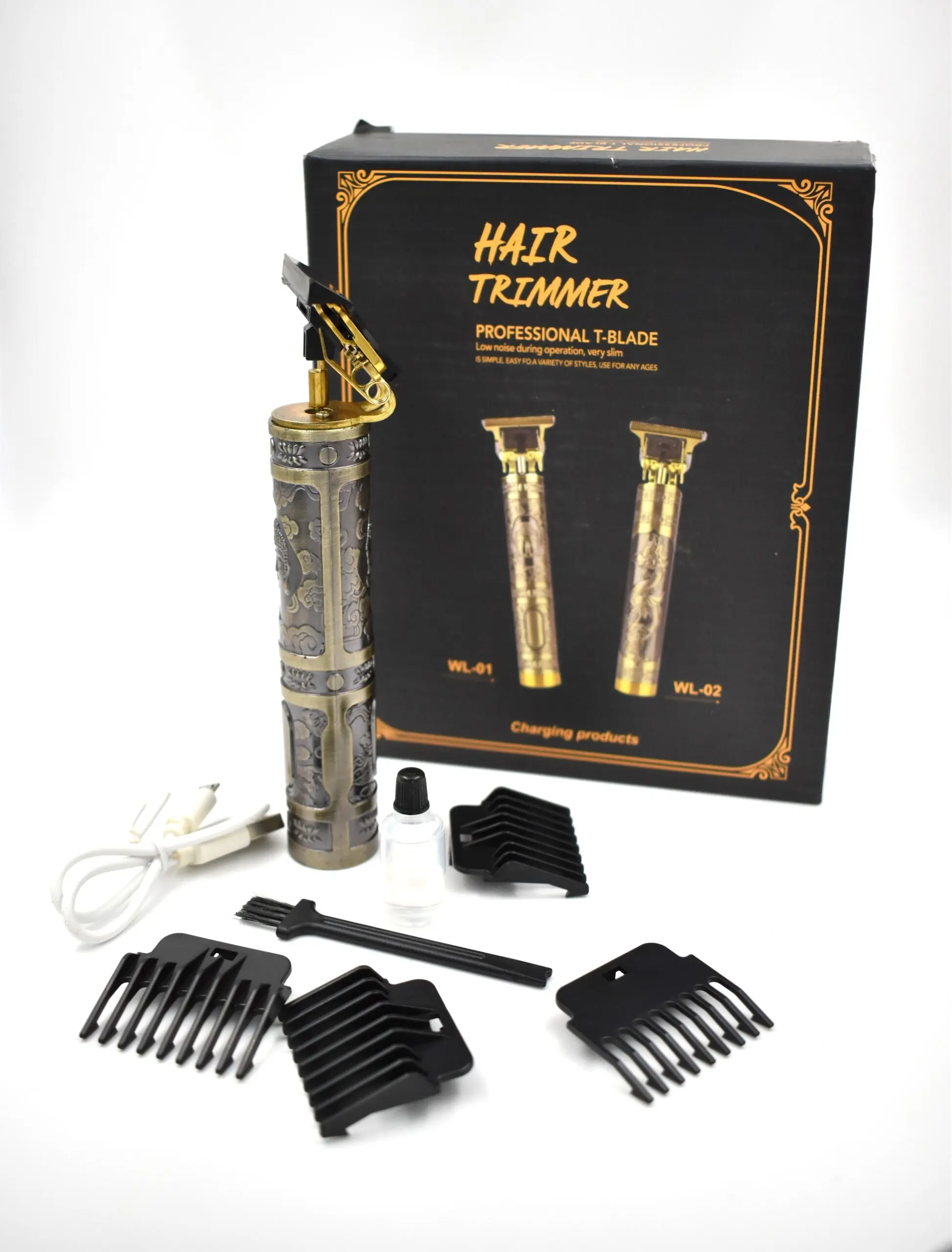 Kit de patillera profesional dorada con grabado, caja, cable USB, aceite, cepillo y cuatro peines guía negros sobre fondo blanco.