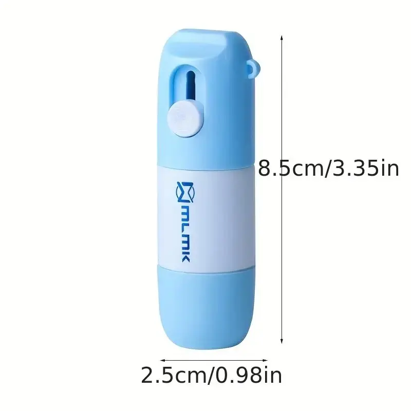 Lápiz corrector térmico azul y blanco con cortador de cajas integrado, mide 8.5 cm de alto por 2.5 cm de ancho.