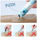 Cúter de seguridad azul y blanco cortando cinta de embalaje sobre caja, con miniaturas abajo descartando otras herramientas