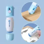 Líquido corrector térmico azul y blanco con cortador de cajas integrado, usado para borrar datos en recibos y abrir paquetes.