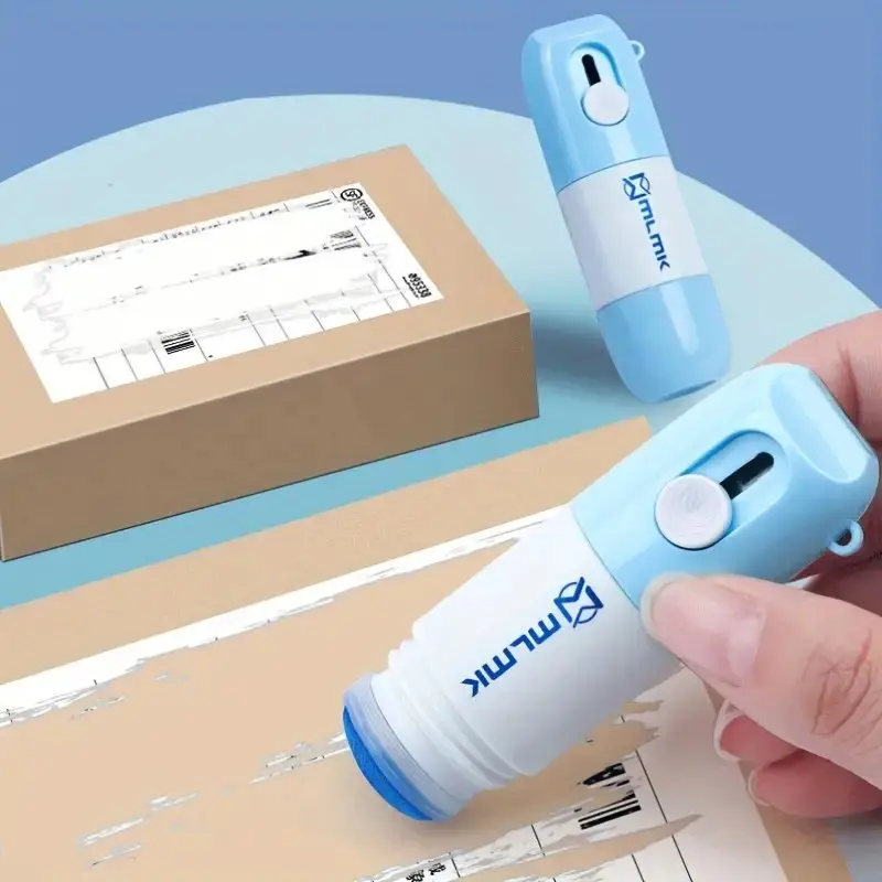 Corrector azul y blanco para papel térmico con abrecajas integrado, aplicado sobre etiqueta de envío para ocultar datos personales.