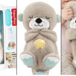 Peluche de nutria beige con ojos cerrados, vientre iluminado con luz tenue tipo concha y textura suave, mostrado en su caja y en uso.