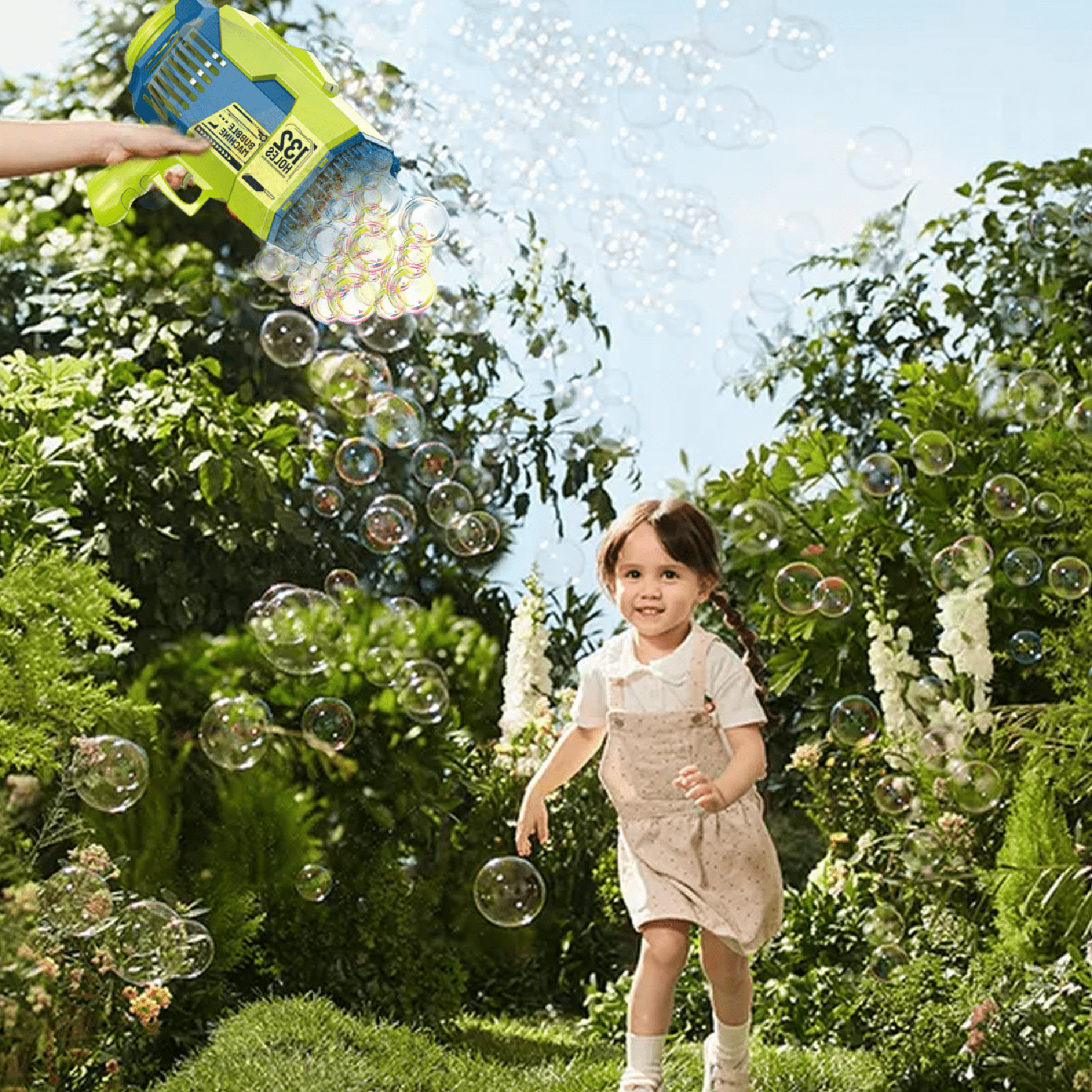 Bazooka de burbujas eléctrica azul y verde de 132 agujeros arrojando burbujas en un jardín con una niña sonriente.