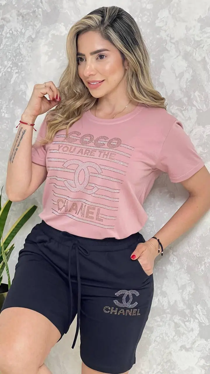 Conjunto casual rosa con blusa de lycra algodón y bermuda negra, ambos decorados con detalles brillantes estilo Chanel.