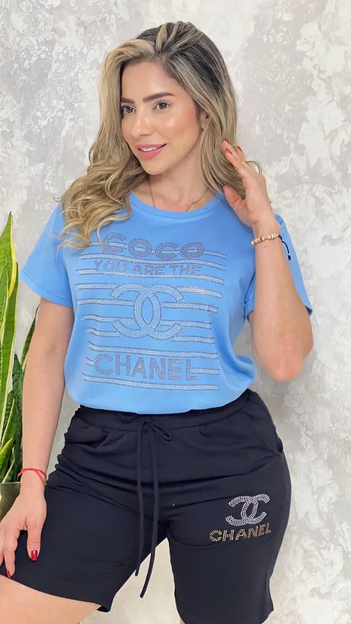 Conjunto casual de blusa celeste en lycra algodón con estampado brillante y bermuda negra con logo.