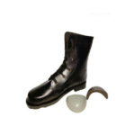 Bota militar negra de cuero vulcanizado con cordones, mostrada junto a su puntera de acero y refuerzo de talón desmontados.