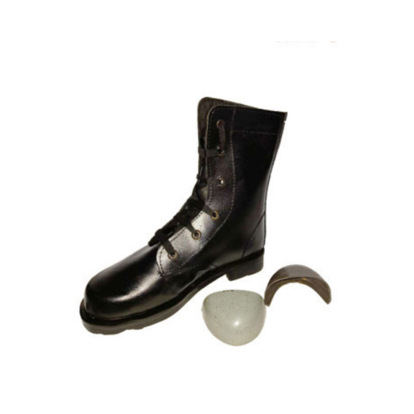 Bota militar negra de cuero vulcanizado con cordones, mostrada junto a su puntera de acero y refuerzo de talón desmontados.