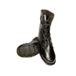 Bota militar negra de cuero con cordones y puntera de acero, mostrando la suela estriada antideslizante en primer plano.
