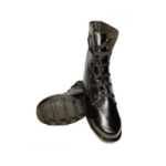 Bota militar negra de cuero con cordones negros y suela gruesa antideslizante con patrón ranurado mostrada de frente y de lado.