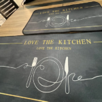 Alfombra para cocina antideslizante Love 05 - Protege tus pisos de salpicaduras mientras reduce la fatiga al cocinar - Imagen 3