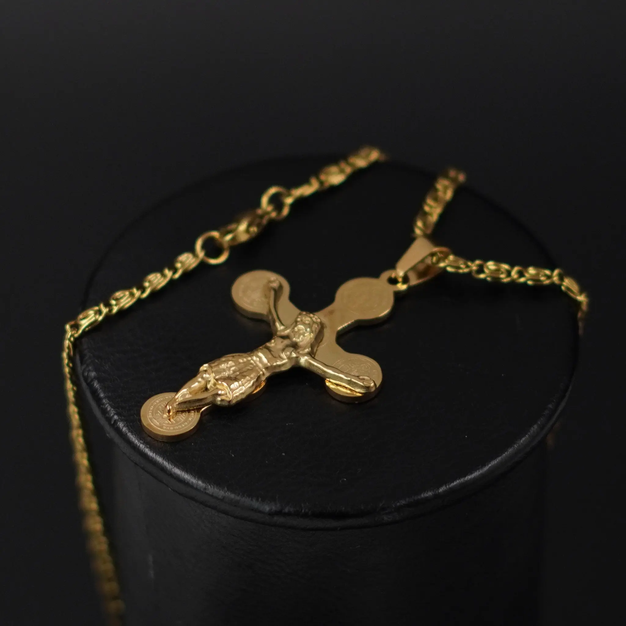 Collar de acero inoxidable con crucifijo y caracol dorado - Expresa tu devoción católica y protege tu fe diariamente