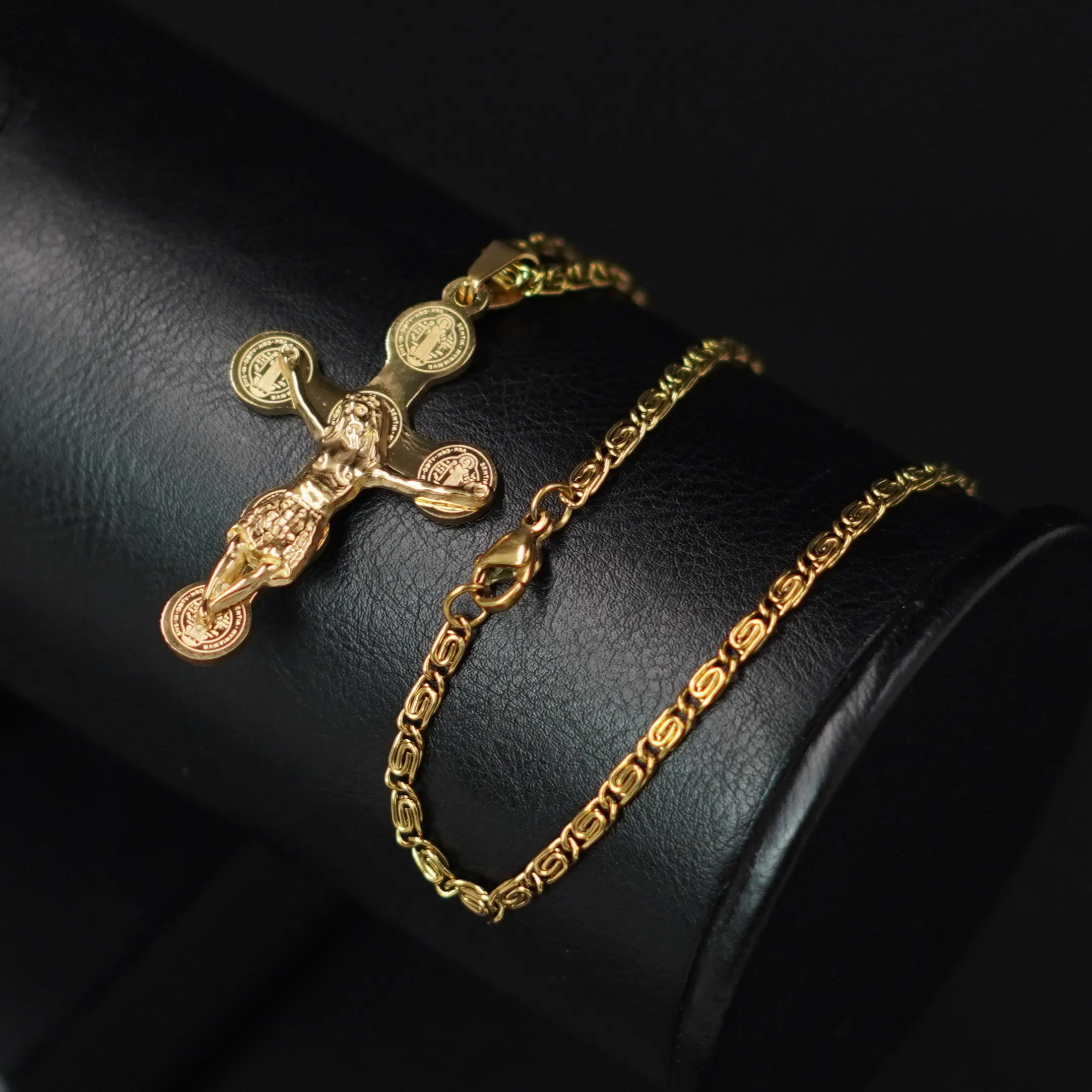 Collar de acero inoxidable con crucifijo y caracol dorado - Expresa tu devoción católica y protege tu fe diariamente