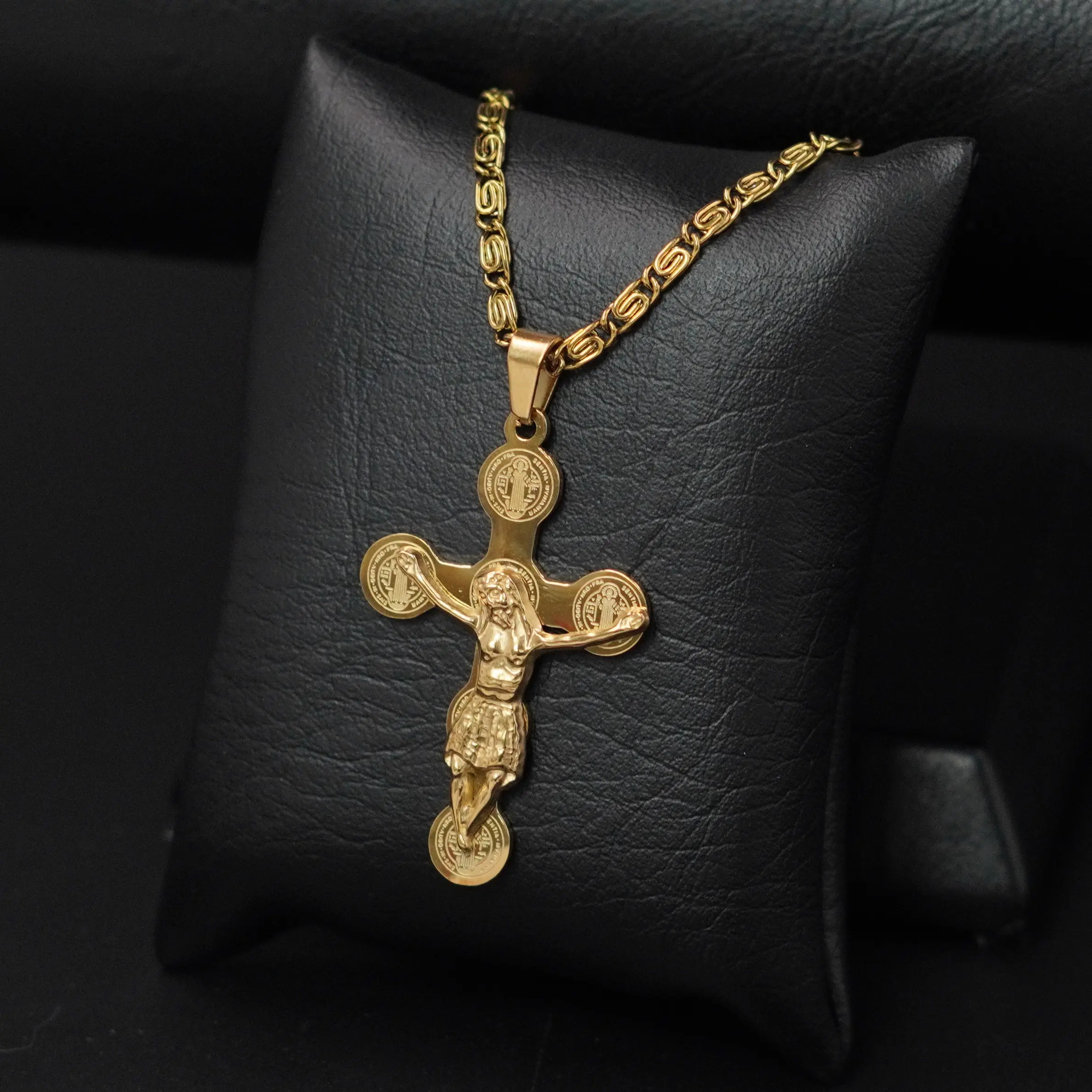 Collar de acero inoxidable con crucifijo y caracol dorado - Expresa tu devoción católica y protege tu fe diariamente