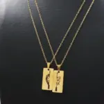Collar de pareja de acero inoxidable dorado con dos dijes en placa rectangular con grabado de león y flecha.