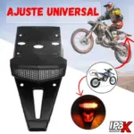 Guardabarro negro para moto enduro con stop LED integrado. Muestra la luz roja encendida y su diseño de ajuste universal para motocross.
