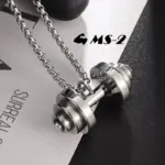 Cadena con dije de pesa fitness de plata brillante, con textura metálica y eslabones, vista en primer plano.