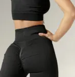 Leggins deportivos negros de pretina alta y diseño push up con realce, fabricados en tela texturizada sin costuras.