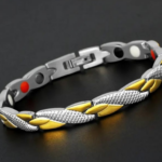 Pulsera magnética unisex bicolor plateada y dorada, eslabones texturizados y broche metálico con inserciones de colores.
