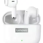 Auriculares inalámbricos Lenovo blancos en estuche de carga abierto con indicador LED verde frontal y marca gris.