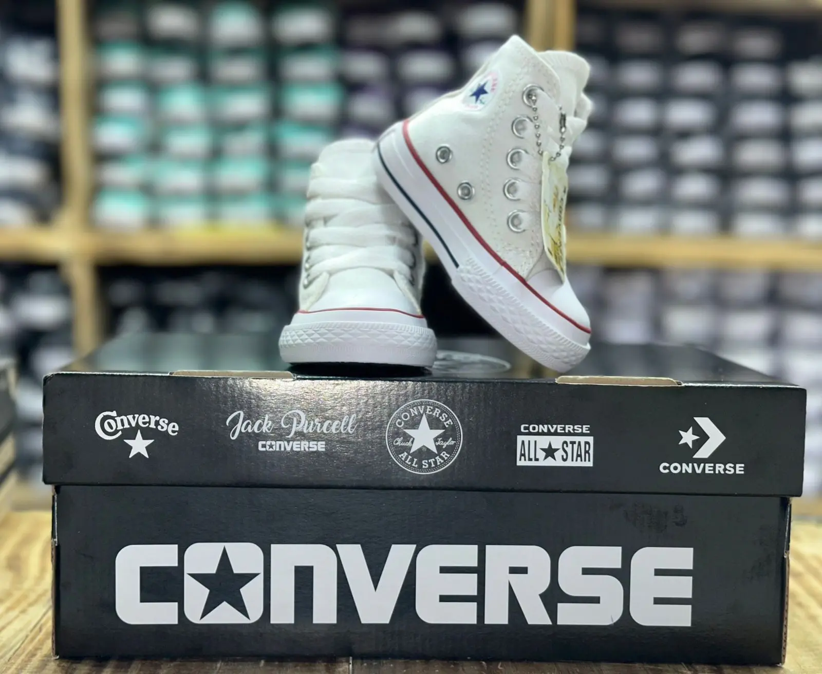 Zapatillas Converse de lona alta para niños en color blanco - brindan estabilidad y comodidad para el uso diario escolar
