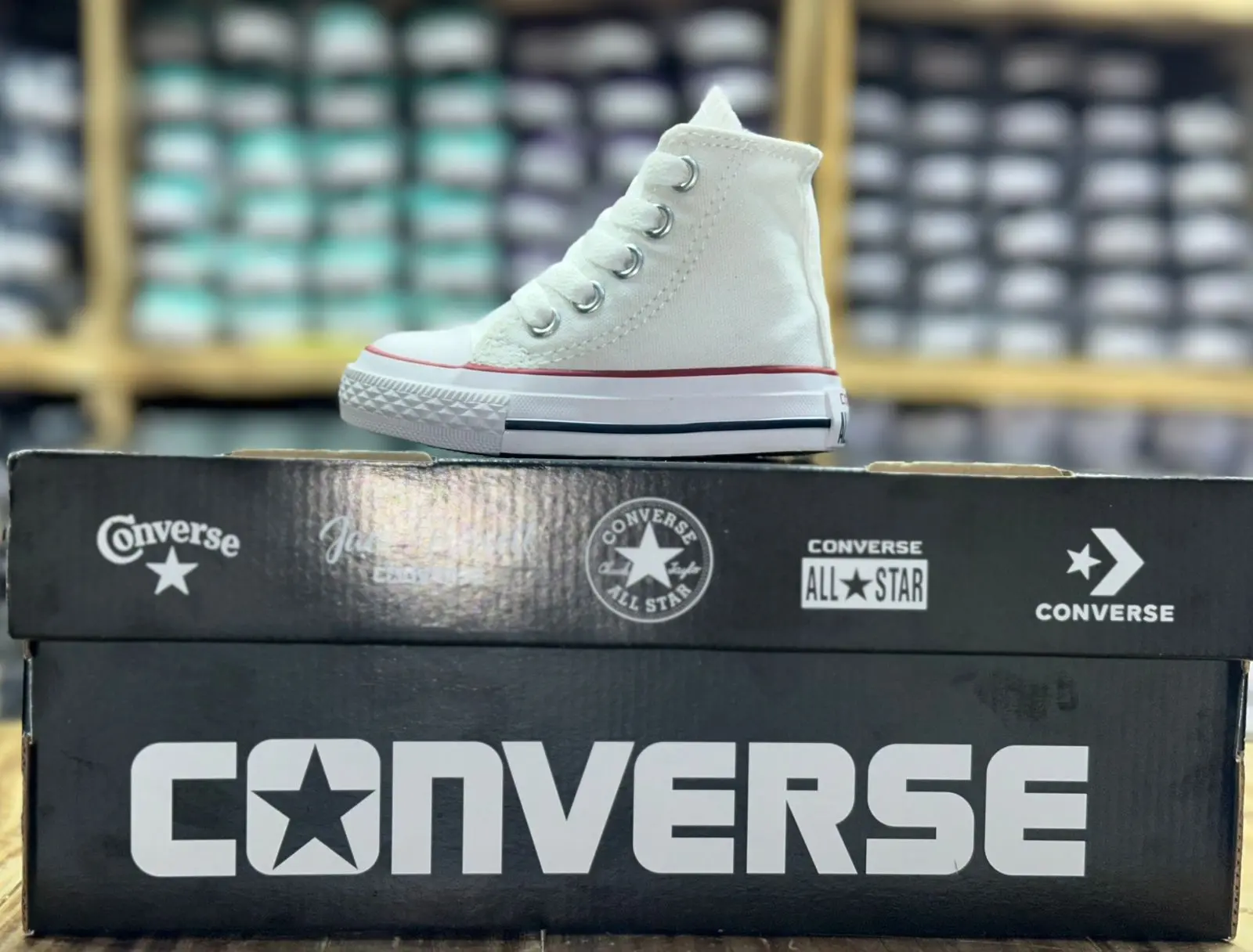 Zapatillas Converse de lona alta para niños en color blanco - brindan estabilidad y comodidad para el uso diario escolar