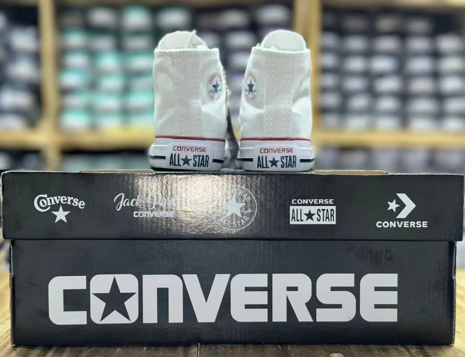 Zapatillas Converse de lona alta para niños en color blanco - brindan estabilidad y comodidad para el uso diario escolar