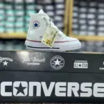 Zapatillas Converse de lona alta para niños en color blanco - brindan estabilidad y comodidad para el uso diario escolar