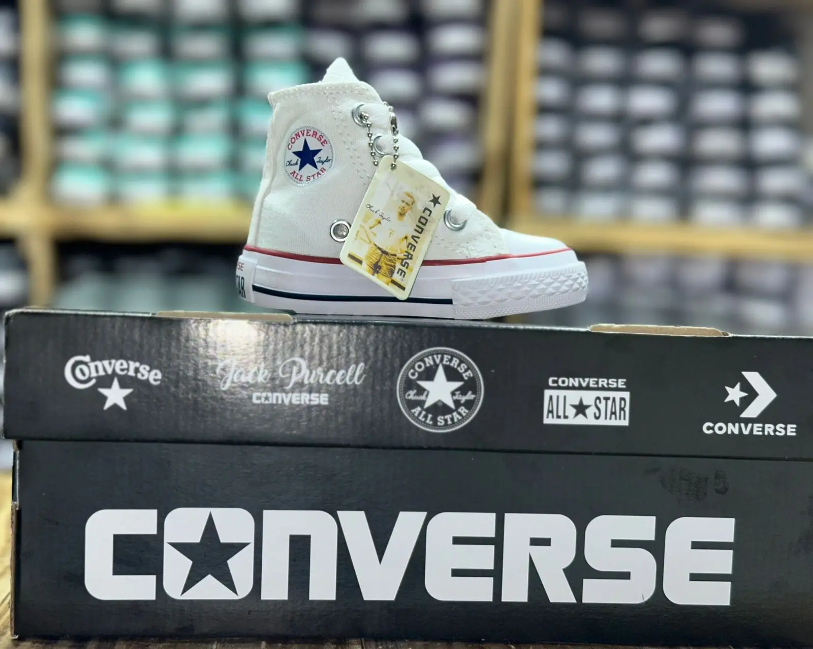 Zapatillas Converse de lona alta para niños en color blanco - brindan estabilidad y comodidad para el uso diario escolar