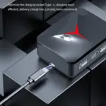Estuche de carga negro brillante para audífonos gamer M90 Pro con conector USB tipo C y pantalla LED digital al 100 por ciento.