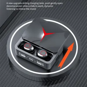 Audífonos inalámbricos M90 Pro color gris oscuro con estuche deslizante tipo power bank, pantalla digital y dos auriculares con detalles rojos.