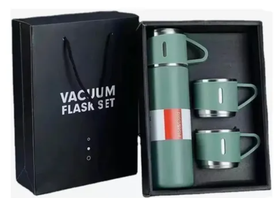 Set de termo de acero inoxidable verde mate con dos tazas en caja negra y bolsa de regalo. El termo tiene una banda blanca y roja.