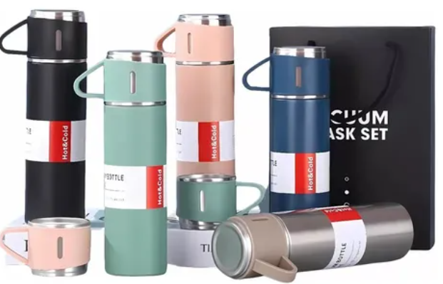 Set de termos de acero inoxidable mate en negro, verde, rosa, azul y plata, con tazas pequeñas y bolsa negra.