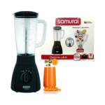 Licuadora Samurai Optimix Plus negra de 500W con vaso plástico transparente de 2 litros, base de motor y vaso de licuadora junto a su caja y un vaso de jugo de zanahoria.