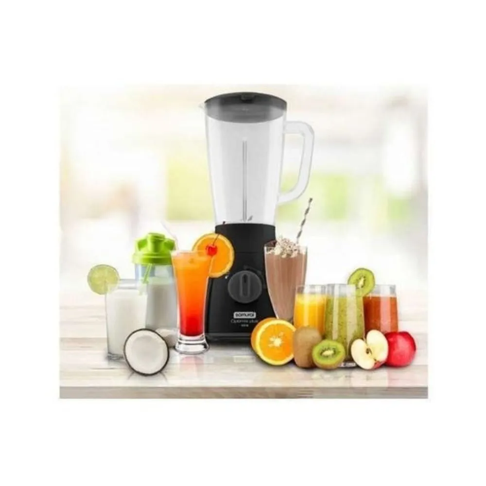Licuadora negra Samurai Optimix Plus con vaso transparente, rodeada de frutas frescas y vasos con jugos naturales sobre una superficie clara.