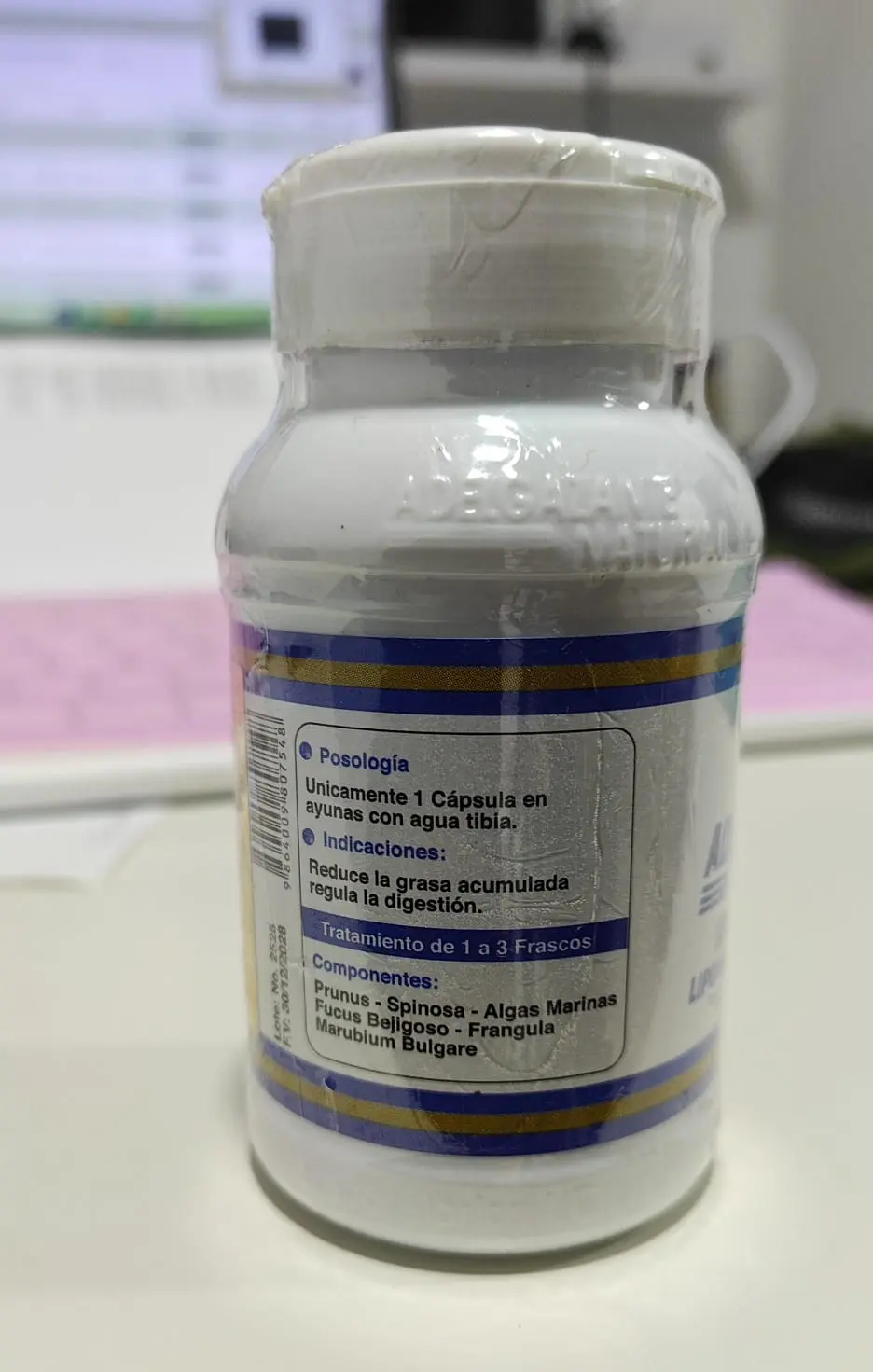Frasco blanco de cápsulas Adelgazantes Loli Cham con etiqueta azul y dorada que destaca sus componentes de Fucus y algas marinas.